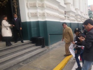 Sandro Balvin entrando al Congreso.
